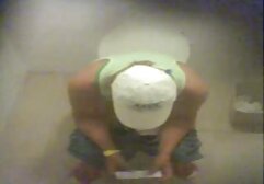 Ahhoz, hogy romantikus estét hozzon létre szeretteivel, tegye a barátait az asztalra, gyertyákat gyújtson, majd öntse a bort az üvegbe. Meggyújtott egy cigarettát, felrobbantott egy cigarettát, és elkezdte elképzelni, hogy mit kell folytatni ezt a munkát. A szakállas férfi hozott neki egy kis ajándékot, segített, hogy új számla, és értékelni ezt az ajándékot tett neki egy kicsit meglepett. Körülnézett és felemelte a ruháit. Megmutatta csupasz mellkasát, és látta, hogy fegyvert rántott ki a nadrágjából, leha