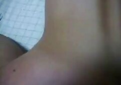 Annak érdekében, hogy ne fagyassza le a feleségét az utcán, meghívták, hogy igyon forró teát. Igen, megnéztem a személyiségét, humoros pillantást vetettem a kanapé arcára, és méjtorok tanácsot adtam az öltözőnek. Miután felfedte a varázsait, visszadugta a lányt, és felakasztotta a barátját a lábai közé. Elkezdett játszani intenzív, szép, és kénytelen nyögni.