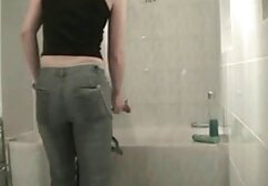 A férfi feleségének, lábának és kezének szimulációja kellemetlen helyzetbe hozta a lányt. Kezdetben azt mondta, hogy mi nem mehet így tovább, de nem lehetett elengedni. A srác ledobta az interfészt a kamerával, megkérte a ribancot, hogy terjessze a lábát különböző irányokba, majd egy ostorral felfegyverkezve. Bejött és combon ütötte a kutyát. Aztán nagyon dühös volt a lányra és egy bőrcsomóra a segge alatt, szóval nem kövér. De ő elkerüli a lábát, és meg kellett tartani a súlyt, és úgy érzi, milyen fájdalma