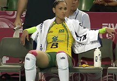 A lány a lábai alá tette a fehér szőnyeget a padlóra, szőrös sex majd elkezdett gyakorolni. De amikor leültem a drótra a torna helyett, maszturbálni akarok. Elkezdtem ruhát viselni. Becsukta a mellkasát a kezébe, és adott neki egy kis masszázst. És amikor egy gyáva még benne van. Feküdj a hátadra, és húzd a bugyidat a lábadra. Ez vezet a rugalmasságot, hogy különböző irányokba. Levetette a fehérneműjét, meztelenül ült, guggolt, majd azonnal megragadta az ujjait egy banánt, ahol a lány megérintette a kezét, 