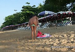 A gazda, miután egy séta a tengerparton, nem előtt valaki, hogy megtudja, és úgy dönt, hogy menjen vissza a faluba . ahogy unatkoznak, kilépnek, és megpróbálják megtalálni a kampányukat. Panaszkodott, hogy az emberek, akik elhagyták őt, és a férfi meghívta őt, hogy jöjjön játszani együtt. Berakták a kocsiba, szekx és azonnal elkezdtek beszélni a szexről, és megpróbálták kideríteni, hogy akar-e dugni. Amikor felkérték, hogy mutasson egy rövid szoknya mellét és sípjait, bekapcsolta a mellbimbóit. De csak érin