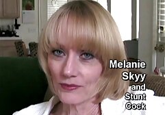 A menyasszony áll rövid nadrág, megmutatta a szépség az ő lesoványodott. Ez a betűk olvasásán alapul, egy kicsit a lábak talpán. A torta agyrázkódást szenvedett, és újra elkészült. A kezét a családi szexfilmek háta mögé tette, és a szépség elejéhez vezetett. Aztán lassan megváltoztatta a helyzetet, mintha táncolna, de lelassult. Az egyik oldalra fordult, a kezét a falra, a seggét pedig az elejére. Aztán leült egy székre, közel a webkamera, a keze fut szép, hosszú haj. Friss vizet ittam a palackból, és egy k