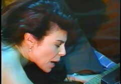 A lányok a kíváncsiság után beleegyeztek, hogy új barátnőjével találkoznak, és nagyon szeretnék tudni, hogy az élet angyala. De azonnal betette a konyhába, és azt javasolta, hogy igyanak olyan embereket, akik ismerik egymást. Az egyetlen dolog,amit nem szeret, a szél vodkával kezeli. De miután vízzel mostam, házi készítésű koktélokat ököl sex készítettem. Miután néhány pohár a pár forró vízzel, az első, aki eléri a derék ujjú, meghívja a lányt közelebb hozzá. Kiöntötte magát, és elment aludni a szobában. A 