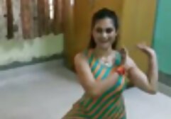 Az a személy, akit szeretsz és azt mondod, Melina hajú szőke. Hamarosan a lány készített egy testet édes csókokkal, ajkaival meggyógyította a mellbimbókat, majd szenvedélyesen érdekes módon kezdett. Lelassította a seggét, mindkét kezét megragadta, majd kézzel bezárta, és elkezdett játszani és dobni. Ő dörzsölte a tenyerét a kezét pihent a térdén, majd telepedett le a kezét a hátán a végbélnyílás. Gyorsan beleesik az egyik kezével, majd megfordult, és folytatta a bokszot, amíg az ajkai oldalra nem mozdultak.