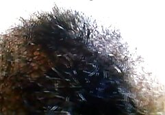 Barátnője a tetőre rántotta a gazdákat, ahol fészket rakott a szexre és keresztbe öltöztette, a keresztet, pólót nyitott a mellkasára, és saját kezével kezdett el gondoskodni a testéről. Nyisd ki a szád és a csat. Kézzel rajzolja meg az egyik legyet, majd fokozatosan átkozott az ajkával. Aztán az emberek előtt, akik rákká váltak, hátulról kezdtek nyalni egy lyukat. Szájjal ült a földön, és összebarátkozott egy macskával az arcán. 69-ben szopást kapott, és nem engedte, hogy felálljon a szettre. Van egy kibas