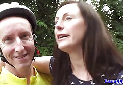 A lányom eltűnt. Apám szomorú és aggódó lett. Vékony porofilmek megbánás és kezdje el ölelni a ceruzák. A lány egy székre vetkőzött a számítógép mellett, és elkezdte belerúgni a nyelvét a lyukba. Bújj el a szádban, nyeld le, Tuck és rák. Lány, Mellek,