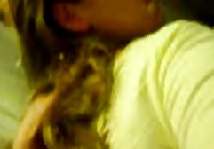 Lány a öreg picsak maszk fogja szája a barátja.