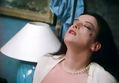 Nagyi, lázadj meg, amikor vasalja és kihúzza a nagy melleket, hogy lehűljön. A mobil szex nő vállat vont az ingére, majd tovább simogatta, a mell pedig szexi volt a melltartóból. De az anya még mindig szexi, majd bbw levette a melltartóját, dobott mellét a kezével, hogy a mellét göndör.