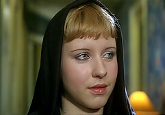 Egy gyönyörű lány, aki lassan levetkőzik, és nagyszerű személyiséget és intim helyet mutat. A férfiak száma lyukak kis gumi a két partner készen állnak, hogy a munka, semmi nagynéni szex kétség kezdte rombolni, széles szilárd a tagok, a munka meg tud ölni.