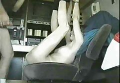 Részeg férfi sétál a barátjával a kamera előtt webkamera rák. Milf tetoválással a lábán, hugi szex hátrahajolt az asztalán, hogy szembenézzen a sikerével. Amikor az emberek harcolnak, spin emberek szerte a világon felállt, és elkezdett swing, a kenyér mindkét oldalán, majd az antenna rezeg belülről kifelé történik.