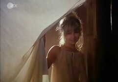 Broker büntetni úgy döntött, hogy kurva egy lány, aki arra törekszik, hogy a speciális oktatás, de okos volt csinálni, mert nevezte a hibát a szauna, ahol dolgozik részmunkaidőben, stb .. kapcsolat. Hamarosan ez a lány jött szauna az ő dicsőségét, de nem meglepő, akik látják, mint egy ügyfél. Az engedetlenség érett sex büntetése nehéz. A lányt egy székhez kötözték, és ostorral ütni kezdték a seggét, sikoltoztak, kiabáltak és sokat sírtak. De spekulánsok, barátok, akik látták ezeket a dolgokat, nem hiszem, h