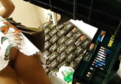 Amikor a háziasszony porno legjobb barátja beleavatkozik és megmutatja, hogy meleg, nem tehetek róla. Engedelmeskednie kell, és megengedni neki, hogy ujjaival és nyelvével szexeljen, majd megismételte a simogatást.