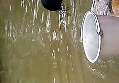 A lány észrevette, hogy a kürt üveg feküdt az asztalon, és úgy döntött, hogy ő is lyuk ki a lyukból, rosszabb, mint a tagjai magyarpuncik a testét. Leült a kanapéra, és azonnal elkezdte fúrni a lyukakat. De amikor a férje meglátja, mit csinál. A gumit a vákuumcsövekbe tette, és a barátnőjével együtt a segglyukakba ültette. A férfi egy szomszéd segítségét kérte, és két lyukon keresztül szexelt egy prostituálttal. Egy szórakozóhelyen élő férfi már túl késő volt, hogy csak a prostituáltak oldalvonala van, és ú