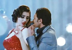 Édes lány sétál az utcán. Ezután a nyár nem esik ki a felhőből, ezért nem meglepő, ha írni akarok. A húgyhólyag gyors felszabadításához nem találta meg a fürdőszobát, hanem csak a bokrokban. Ott levette a farmerjét, valamint a nagy cigány pina sárga vizelet áramlását.