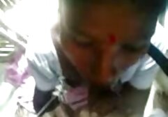 A fürdő szélén állva a híd hamarosan elkezdett megjelenni a kamera előtt. Azt mondta, hogy ő a kezét a lencse, szívesen angolul, majd azonnal kezdett megismerni a szexi test. Kijöttem a fürdőszobából, bementem a vízbe, és kinyitottam a zuhanyzót. A testet kissé megnedvesítjük vízzel, majd elérjük a tetejét. Csókot nyitott, levágta a haját, a kezét, és azonnal elkezdte húzni a fehérneműt, majd a zuhanytól az Egyesült Államokba. Kinyitotta az inget, hogy a gél a kezében kezdett, hogy tompítsa a bőrt, mert rag