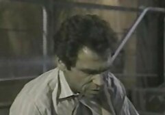 Egy férfi rátalál egy lányra, aki megsérült a lábán a kertben, és segítséget kért tőle. De mint kiderül, ez a lány csak figyelmet igényel a férjétől, csókoktól, férfiak szürke színétől az ajkakon. Ez lehetővé teszi, hogy a sapka cserzett mászni tagja egy online pornófilmek új szerető egy ló. Aztán, az átmenet az anális szex rákos, az oldalán, a futás veszi a cum az arcán.