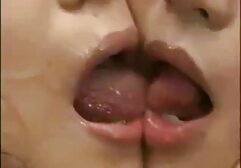 Ezen a napon, vallás egyértelműen egy lakásban, ugyanakkor a készlet nagyon hasonlít egy igazi, nem szabványos szórakoztató játék, hogy. A két porno film magyarul lány kényelmesen ül egy székben, guggolva, hogy pisiljen Max előtt, lassan nyalogatja körmökkel, nyelvével durva vastag, puha rózsaszín lábakkal.