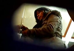 Apám eljött a lány szobájába, hogy ellenőrizze, mit csinál. A nyúllal játszott. Ő adta neki a játékokat, simogatta a ruháit a szex anyával kezével, majd megcsókolta. A nadrágjában lévő keze megérinti a csiklót. Leült az ágyra, és maga elé tette. Ő szar a fejét, ültetés több