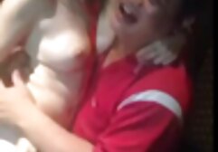 Gyönyörű lány azt akarja, hogy a felhajtás reggel után mindenki elment dolgozni. Meztelenül megy a konyhába, és elfoglalja a helyét az asztalnál. A lábak messze vannak, dörzsölve a magas minőségű lábakat. Néha megváltoztatja a helyzetet, hogy pprnó belépjen egy pár ujjal a lyukba, belülről.