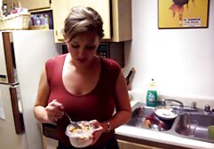 A lány, bámult a dolgokat a szobában, majd próbálja meg nem figyelni, hogy a tini szomszéd feküdt az ágyon. De kétségtelen, hogy barátai körülvették őt aggodalmaikkal. Menj szex alvás közben aludni és tanulj meg nyalni 69-et.