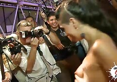 Egy fiatal pár úgy döntött, hogy figyelmen kívül hagyja a BDSM elemeit. A férfi megtette a szükséges eszközöket, hogy kiválassza és megkötözi a kezét szex előtt, majd meghúzza a lábát. Nincs esélye, hogy elkerülje, miközben úgy döntött, a hátán, ültetés botját szilárdan a popcorn sérült, sex oldalak majd indítsa el a móka az anális szex.