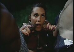 A tanárok és a diákok körbe-körbe tolták vissza a fiatal diákokat, kezük a szájába nyomta a lábát, és beszippantotta a négyet. Az óra közepén egy asztalra húzódott, és anális és Szájszagú szexbe kezdett. Ugorj sunák be a két lyukba egyszerre. Amikor minden Szőke csinálja, harisnyával kiegészítve, a tanárnak tisztelegnie kell a seggét.