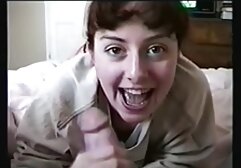 Pár túl meleg a gőzfürdőben, a többi pedig egy privát szobában egy ágy egy kicsit, hogy a szex, míg a nyeli a gecit barátok sört inni. Kurva kérlek, nyelv a férjemmel, hogy kezdődött a hátát a kamera. mindkét kezével tartsa a száját a tengely mentén a cserkészek heréiben. Aztán leeresztette a fejét, megragadta a mellbimbóját az ajkával, majd elkezdett csókolni óvatosan húzta a barátját hátulról. Amikor leesik, egy kalapba temette az ajkát, és elkezdte nyalogatni a lyukat. Felállt a csúcsra, és elkezd csinál