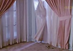 Az orvos azonnal megkérte betegeit, hogy vágják le a fehérneműt. Feltette a kanapéra és kinyújtotta a térdét. A kezét (ingének belsejéből) húzta, majd hirtelen a kéz olyan fehér volt (ragyog) az emberek számára, akik látják. Lassan játszik vele, kiteszi a ráknak, és az ujját a lyukba teszi. Ezután ki kell kapcsolnia a derekát, majd a kabátot olajjal felhelyezve idős porno segít a hüvely gyönyörű masszírozásában