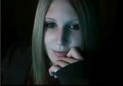 Lány vesz egy bottal, egy cukorka mosoly, ők kerülnek az ágyra, az asztalra, majd elkezdte ölelni, hogy megértsék,miért nézett. Bár az egész testet, majd kinyit a markolat, és amikor visszatért a szőke, levette a bugyiját, és elkezdett játszani a nyelv a lába között. Felállt, elengedte az övét, és megpróbálta megölni ka HUNG-ot. Ő adta a lányt a hordóban, majd azonnal elkezdett dugni feküdjön le. Hirtelen megállt, kihúzta a farkát, és lassan megcsókolta punci tagitas a nyakát, hétfőn letette a fejét, és az 