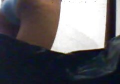 Egy barátja ott a konyhában főzés, de a Megjegyzések intenzív szexuális érzések, nem ad neki egy kis szünetet reggel. Aztán a mama baszik lány úgy döntött, hogy megszervezi a lyuk Szőke downy downy. Leült a földre, és elkezdett maszturbálni.