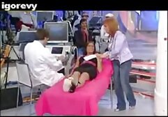 A nylon új előnyeinek becsléséhez Natalie meghívja a helyi tüzet. A férfi megkérte, hogy viseljen ingyen szex sex nadrágot, és elkezdte csodálni a varázsát. Leült a kanapéra, és elkezdte nyalogatni a lábujjait. Az elveszett lány dühössé teszi, mert a csirkét a lába aljára nyomja.