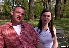 Felnőtt lány séta kozákok fiatal a székben, letérdelt, majd elkezdte a nyelv a férfi. Az ázsiai nők is nagyi sex a mellre mennek, majd a három ember más álláspontot képviselt a szexben.