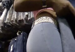 A férfi ül a váróban, és séta egy magazin, amikor egy gyönyörű lány, séta, majd kapcsolja, úgy döntött, hogy a dohányzás, különösen akkor, ha van egy íróasztal benne. Mellette egy égő cigaretta, és az egyik gazda azonnal gratulált neki. Kinyújtotta a kezét, megérintette a tetoválást, meg akarta próbálni magát, és elkezdte elválasztani az inget. De rossz időben szégyellni kezdett, majd a lányok amatőr szexvideok elkezdenek segíteni neki. Hátranyúlt, megfogta a kezét, és a melléhez adta a helyes irányt, jobba