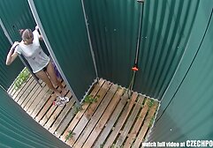 Ez a fickó elhozta a barátnőjét a ingyenpono barátja lakásába, hogy megdugja. Egy autó szerelt be a szobába, és mindent a káosz hangjával rögzítettek. Kurva szopás barátja, majd be egy rést a nedves kakas, majd elkezdte kibaszott vele különböző pozíciókban, majd rögzítse mindent ebben a videóban. Végül, ő egy alelnök a szájban