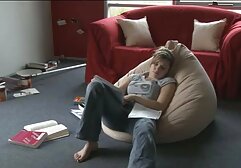 A karcsú szépség hamarosan megmutatta a kamera feszültségét meztelenül. De szőrős punci ő nem időpocsékolás, vetkőzés, szex, járás, és érintse meg a test és a haj a kezével.