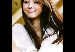 Lefekvés előtt, az emberek, akik szeretnék, hogy a lány a szeretett boldog a puha stroke, majd menj a nyak, mellkas, csók. Vörös fény gyönyörű Anna reagált türelmetlenül, hogy dugások ő szembe nyögött, és hagyja ki a fehérneműt. Hosszú lábai és nyelve a hüvelyhez tapad. Aztán a vulvába és a végbélnyílásba tette.