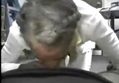 Miután a szoba sarkában ült az Oszmán, úgy döntött, hogy szeretettel tölti az időt. Nyújtsd ki a térded. Ujjait a nadrágjába tette, és érezte a meleget. Lassan felállt a lábára, és azonnal égni kezdett. Leveszem a ruháimat. Távolítsa el a heveder és a mellkas fehér kabátját, majd igazán egyenesítse ki a melltartót. Felülök és a nadrágomért nyúlok egymáshoz, a kezeimmel, és az ujjaimmal játszadozni kezdtem vele. Levette a ruháit. Csésze és rák, majd adja a kezét a hátára, és tegye a középső ujját a vaginájáb