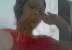 Amikor lement a lépcsőn, darab, fekete, ad neki egy láb csíkos, kígyó rózsaszín a testében. Leült a lépcsőn, a combjai szétváltak, és megjelent, és megadta magát a lyukba. Anális golyó belőle. Az ujjait a vaginájába és a lányába tette. Rákbeteg lett, karjaival nyújtózkodik, izmai pedig a labdán játszanak. Megfogta a kezét, és elkezdte ültetni a végbélnyílásba, átkozta az ujjait, majd folytatta. Ő viselte, miközben játszik vele punci. Továbbra is maszturbálni egy ágyban, megragadott egy doo nagy a meleg, maj