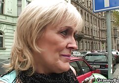 Ebben a beszélgetésben minden világosan meg van írva, a srác szépséggel akar maszturbálni. A lány lehajolt a vállára, a ingyen baszás keze a gyomrába esett, és hamarosan az ujjai összeakadtak és elkezdődtek. A nő hétfőn megragadta az ujját a szájában, és szexelni kezdett, kezeit a lába alá tette, és kettővel hallgatta. A feszültség nő, a rohadék érzi a lágy meleget a lábai között, ami nagyszerűvé vált, és fokozatosan orgazmussá válik, amire szüksége van. Két ujja van, és a combjai beleestek.