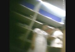 Kopasz férfiak egy tetoválás az ágyán várja a menyasszony vicces erotikus fehérnemű. Készen áll a faszra, néhányan pedig azonnal a szájába veszik. Elnyelt kezdett, átkerült az oldalt, majd fel a fejét, ugyanazon a helyen. Megismételtem a nyelvet, és megváltoztattam az álláspontomat. Szopott, újra megnyalta, és pisisex az árnyék az arcán.