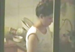 Mielőtt elkezdené az autót,a lány megmutatta a seggét. Vett egy pólót, lehűtötte a kis mellét, és elkezdett panaszkodni az örömről. Megállt, állt a rákkal, és megmutatta, hogy a bugyija teljesen beáramlik a Cicába, hogy minél jobban fingjon. Néhányszor megütött két részt a kezével, egy firkát nyúlt a szájába, és megpróbálta a lyukba tenni a végéig. Az oldalán feküdt. Szex feküdt a földön, majd üljön az egyik tagja a magas felsők. Az orgazmust az okozta, hogy bekapcsolta a szexgépet, és lefeküdt mellette, és