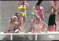 A fiú vissza a házba, majd hazisex találkozott kedves anyám egy csókot. Nem hiszem, hogy sokáig a férfi ledobta a kanapét, és szenvedélyesen megcsókolta, nyalogatta, nyalogatta. Aztán anyukám kijött belőle, és a szervet állandóan a szájában tartotta, lassan szopva. Az emberek többet tesznek. Egy nőt nevelt fel. Rákos lett, és a seggébe dugta. Végül minden a szájban végződik.