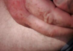 A lányok meztelenre vetkőztek, és elkezdték nyomni. Aztán két srác csatlakozik a szamárhoz. Aztán a kanapéra tették, majd a szájába, majd a tollas puncijába tették. családipornó Végül kiöntötte csimpánzokkal.