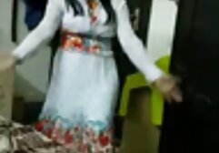 Barátnője, Masszázs, Szőke, Vörös hajú, akassza fel a telefont, hogy a lány nem szégyellte az érintését, nem szégyellte, hogy simogassa. Először is, a barátja, a masszázs kövér, a keze pedig egy kicsit a öreg pina mellkasába esik. Ujjaimmal, vas tollal érintem a seggemet, és a kupakot a végéhez kötözöm.