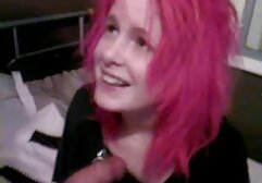 A jóképű fiatalember, a férfi öltözött a hálószobában ez szórakoztató. Babe csík ruhát, majd elkezd szopni, megható, hogy tartsa a kezét a pornó anya saját kezét. Ő tette az egyik a priapism, amely a hüvely elhelyezett különböző pozíciókban, és érezd jól magad.