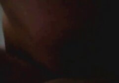 Egy nő, aki magabiztos, elbűvölő, fekete ruha, valamint a munka a képzés Rabszolga - nagyon fiatal, gallérral a nyakán. A kukába lökte, és néha rugalmasabb és átláthatóbb működésre kényszerítette. Ennek eredményeként, a könnyű kutya, ül milf punci a padlón, és tényleg, hogy egy rózsaszín bőr a kezével kínál.