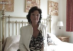 A baba apja laptopján feküdt a padlószőnyegen, és egy ügyet keresett rajta. Szem-szem, amikor magát az újságot keresi. És megütötte a pápát. Hatással van a porno szeksz húgára. Belépett a szobába, de a férfi azonnal elkezdett ugratni, megcsókolta a gyomrát, és az egész testét a kezével tartotta. A kezébe tette, és továbbra is hordta, az ujjai pedig a ruhájában vannak. Adj az arc mindkét lány, nagybátyja helyett nekik egy leckét, és fejezze be a lelkész.