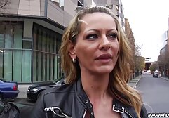 Zrelka otthon egy csomag szuper piac, ahol vásárolt italokat, harapnivalókat. Konyak már fel az asztalra, a gyümölcsök mosott, majd elkezdett főzni. Kinyitottam az üveget egy késsel, leültem az asztalra, és öntöttem egy pohár az első. Megmutatja, hogyan kell megfelelően inni, érezni és emlékezni kezdett a fiatalokra, és különböző kalandokról beszélt. Gyorsan és drámaian öntöttem egy üveget, hirtelen, amikor részeg vagyok. Megfordult, és kiderült, hogy milyen rossz, felemelte a ruháját, lehajolt, és kivette.