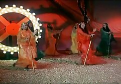 A gyermek anyja hozott egy pornó magazint egy kis pohárral, amíg ezek az emberek befejezték a megjelenést, majd egy botot dobtak. És amíg szex hármasban a hatás el nem jött, felmászott, hogy megcsókolja őt és a tojásokat, és elfordította a nyelvét. Elment a lóval, és Seggbe tett egy tagot, hogy kísérletezzen a férfiakkal. A hátán a kész 69-es üzemmódba szívja be a férfiakat, miután megadta a bőrt.