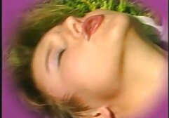 A férfi az Igazgatóság irodájában ült, megragadta a magazint, majd elkezdett dolgozni az ülésen. Hirtelen egy csirke ül mellette, és elkezdi megérinteni a kezét, próbál ölelni, csókolni. Megpróbált harcolni, kimenni a WC-re, és amikor visszatért, a rohadéknak sikerült bugyit raknia a naplójába, és elbújt a kanapé mögé. Amikor a férfi visszatért, megtalálta őket, ne hagyja abba a maszturbációt. És amikor a szabadság kijött a csapdából, tényleg nem tudott ellenállni. Lefeküdtek egymással, majd a földre ültek,